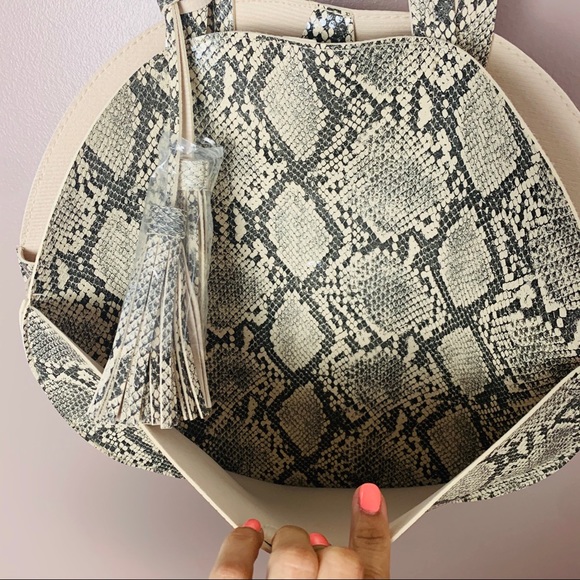 snake print round bag - Picture 3 of 5